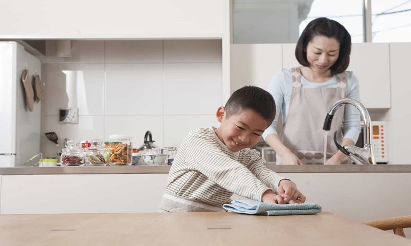 Bạn nên dạy bé tự làm việc nhà