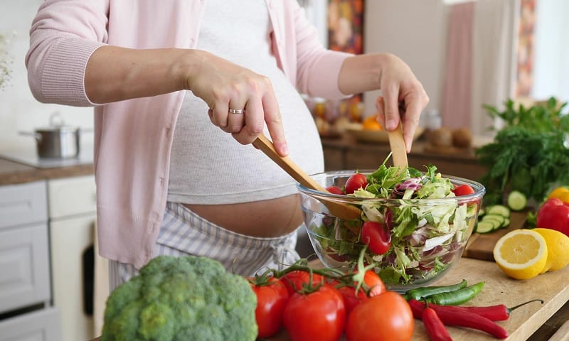 Mẹ bầu nên ăn nhiều rau quả khi mang thai
